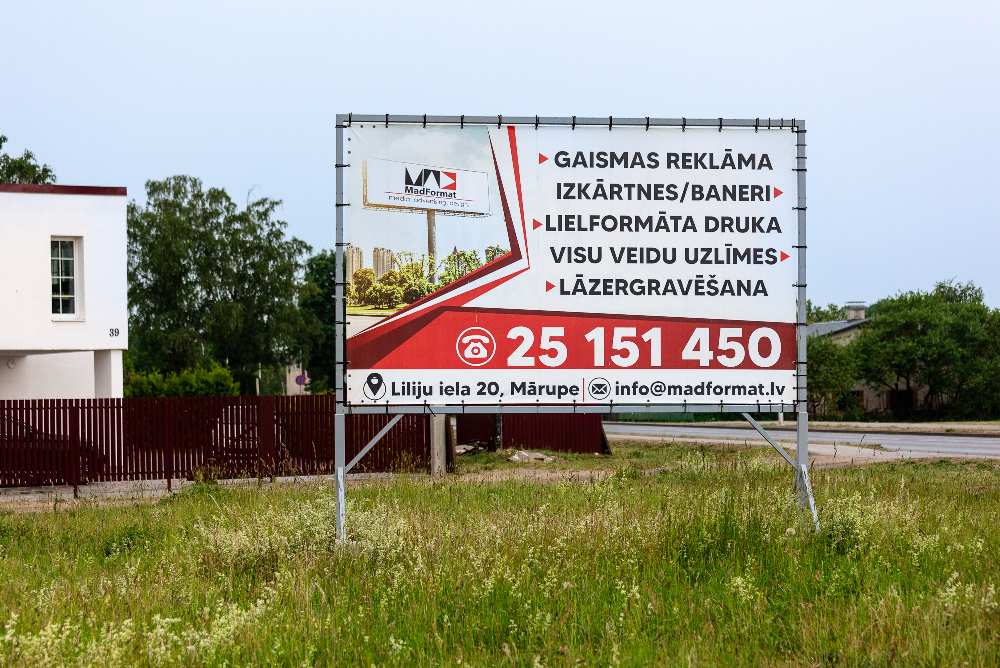 MadFormat reklāmas baneris pie ceļa